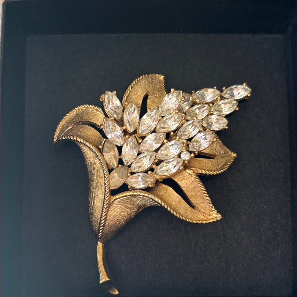 Trifari Brooch Pin Rhinestone Lilly Flower Crown Mark Rare